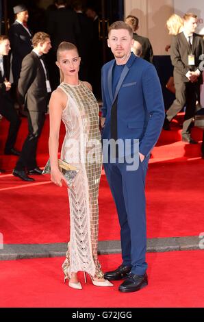 Millie Mackintosh und Stephen Manderson aka Professor Green bei der Ankunft für die Arqiva British Academy Television Awards 2014 im Theatre Royal, Drury Lane, London. Stockfoto