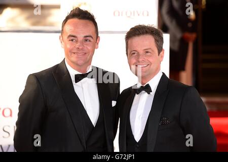 Anthony McPartlin und Declan Donnelly bei der Ankunft für die 2014 Arqiva British Academy Television Awards im Theatre Royal, Drury Lane, London. Stockfoto