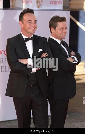 Anthony McPartlin und Declan Donnelly bei der Ankunft für die 2014 Arqiva British Academy Television Awards im Theatre Royal, Drury Lane, London. Stockfoto