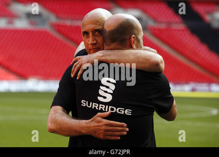 Fußball - Skrill Football Conference - Play-off-Finale - Cambridge United / Gateshead - Wembley. Cambridge United Manager Richard Money (links) Stockfoto