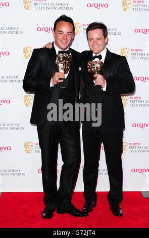 Anthony McPartlin und Declan Donnelly (rechts) mit dem Entertainment Program Award für Saturday Night Takeaway bei den Arqiva British Academy Television Awards 2014 im Theatre Royal, Drury Lane, London. Stockfoto