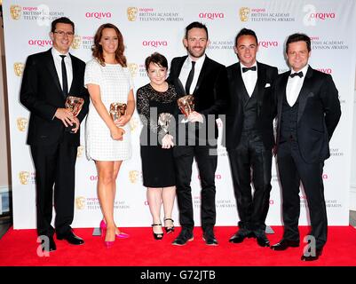 Anthony McPartlin (zweiter rechts) und Declan Donnelly (ganz rechts) zusammen mit den Mitgliedern des Produktionsteams, die den Entertainment Program Award für Saturday Night Takeaway bei den Arqiva British Academy Television Awards 2014 im Theatre Royal, Drury Lane, London, erhalten haben. Stockfoto