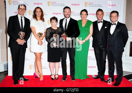 Anthony McPartlin (zweiter rechts) und Declan Donnelly (ganz rechts) sowie Mitglieder des Produktionsteams mit dem Entertainment Program Award für Saturday Night Takeaway, zusammen mit Moderatorin Olivia Colman (dritter rechts), bei den Arqiva British Academy Television Awards 2014 im Theatre Royal, Drury Lane, London. Stockfoto