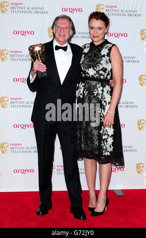 David Bradley mit dem Nebendarsteller-Preis für Broadchurch, zusammen mit Moderator Keeley Hawes, bei den Arqiva British Academy Television Awards 2014 im Theatre Royal, Drury Lane, London. Stockfoto