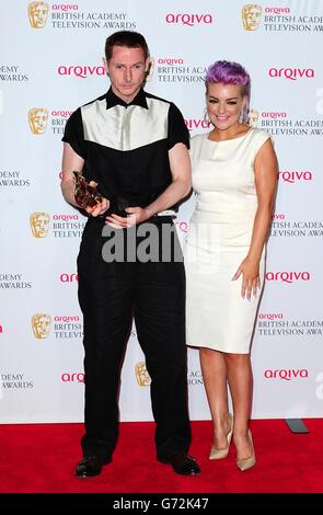 Sean Harris erhielt den Leading Actor Award für Southcliffe, zusammen mit dem Moderator Sheridan Smith, bei den Arqiva British Academy Television Awards 2014 im Theatre Royal, Drury Lane, London. Stockfoto