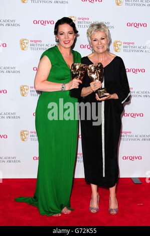 Julie Walters mit dem Academy Fellowship Award, zusammen mit Olivia Colman (links) mit dem Leading Actress Award für Broadchurch, bei den Arqiva British Academy Television Awards 2014 im Theatre Royal, Drury Lane, London. Stockfoto