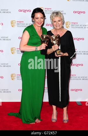 Julie Walters mit dem Academy Fellowship Award, zusammen mit Olivia Colman (links) mit dem Leading Actress Award für Broadchurch, bei den Arqiva British Academy Television Awards 2014 im Theatre Royal, Drury Lane, London. Stockfoto