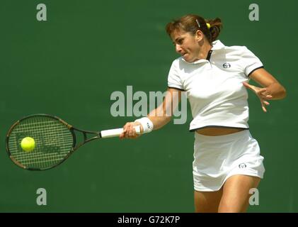 Silvia Farina Elia aus Italien im Einsatz gegen Amelie Mauresmo aus Frankreich im vierten Lauf des Ladies Single Turniers der Lawn Tennis Championships in Wimbledon, London. NUR FÜR REDAKTIONELLE ZWECKE, KEINE VERWENDUNG VON MOBILTELEFONEN. Stockfoto