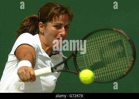 Silvia Farina Elia aus Italien im Einsatz gegen Amelie Mauresmo aus Frankreich im vierten Lauf des Ladies Single Turniers der Lawn Tennis Championships in Wimbledon, London. NUR FÜR REDAKTIONELLE ZWECKE, KEINE VERWENDUNG VON MOBILTELEFONEN. Stockfoto