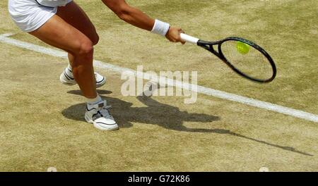 Silvia Farina Elia aus Italien im Einsatz gegen Amelie Mauresmo aus Frankreich im vierten Lauf des Ladies Single Turniers der Lawn Tennis Championships in Wimbledon, London. Stockfoto