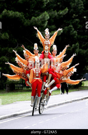 Der Chinese State Circus - Victoria Park, Finchley. Zwölf weibliche Performerinnen des Chinese State Circus auf einem Fahrrad im Victoria Park, Finchley. Stockfoto