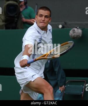 Mikhail Youzhny aus Russland im Einsatz gegen den ehemaligen Meister Goran Ivanisevic aus Kroatien im Einsatz bei den Rasentennismeisterschaften in Wimbledon, London. Ivanisevic hat in Wimbledon seit seinem Gewinn als Joker-Eintrag im Jahr 2001 nicht mehr gespielt und in geraden Sätzen 6:3/7:6/6:2 gewonnen. Stockfoto