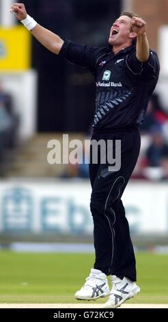 Der Neuseeländer Jacob Oram feiert nach dem sauberen Bowling den englischen Marcus Trescodick während ihres Spiels der NatWest One Day Series im Riverside, Durham. Stockfoto