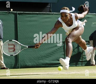 Die Titelverteidigerin Serena Williams aus den USA im Einsatz gegen die Französin Amelie Mauresmo im Halbfinale des Ladies-Singles-Turniers der Lawn Tennis Championships in Wimbledon, London, NUR REDAKTIONELLE VERWENDUNG, KEINE HANDYNUTZUNG. Stockfoto