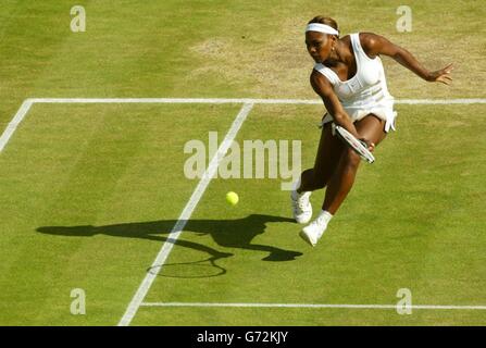 Titelverteidigerin Serena Williams aus den USA im Einsatz gegen Amelie Mauresmo aus Frankreich im Halbfinale des Damen-Singles-Turniers der Lawn Tennis Championships in Wimbledon, London, KEINE HANDYNUTZUNG. Stockfoto