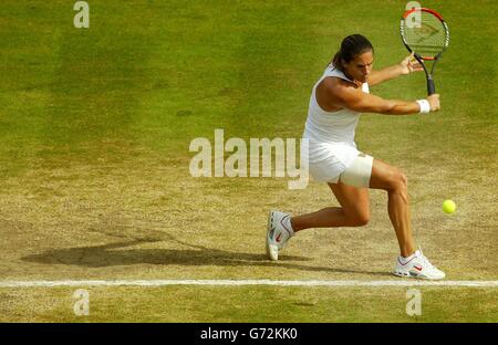 Amelie Mauresmo aus Frankreich im Einsatz gegen die Titelverteidigerin Serena Williams aus den USA im Halbfinale des Damen-Singles-Turniers der Lawn Tennis Championships in Wimbledon, London, KEINE HANDYNUTZUNG. Stockfoto