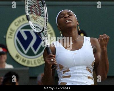 Die Titelverteidigerin Serena Williams aus den USA besiegt im Halbfinale des Lawn Tennis Championships im Londoner Wimbledon gegen Amelie Mauresmo aus Frankreich. Williams gewann ein hartes Match mit 6:7/7:5/6:4. KEIN HANDY. Stockfoto