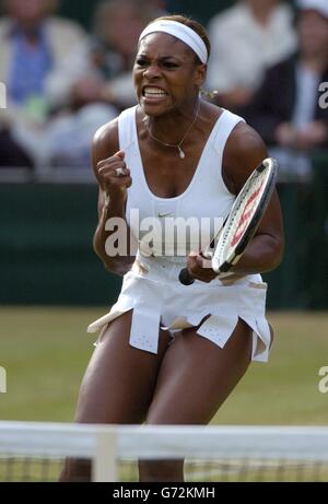 Die Titelverteidigerin Serena Williams aus den USA besiegt die Französin Amelie Mauresmo im Halbfinale des Ladies-Singles-Turniers der Lawn Tennis Championships in Wimbledon, London. Williams gewann ein hartes Spiel 6:7/7:5/6:4. Stockfoto