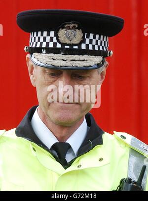 David Westwood, Chief Constable der Humberside Police, verlässt sein Haus in Sutton bei Hull, an dem Tag, an dem die Humberside Police Authority ein weiteres Treffen abhalten wird, um über seine Zukunft zu diskutieren. Stockfoto