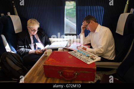 Premierminister David Cameron und der Londoner Bürgermeister Boris Johnson reisen mit dem Zug nach Newark, um für die Nachwahl in den nächsten Monaten zu kandidieren. Stockfoto