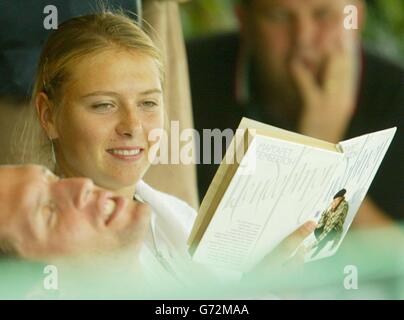 Die junge russische Debütantin Maria Sharapova liest ein Buch vor dem Training im All England Lawn Tennis Club in Wimbledon, London. Die 17-Jährige wird am Samstag im Finale der Lawn Tennis Championships die Titelverteidigerin Serena Williams spielen. KEIN HANDY. Stockfoto