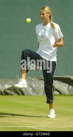 Die junge russische Debütantin Maria Sharapova prallt beim Training im All England Lawn Tennis Club in Wimbledon, London, einen Ball auf ihr Knie. Die 17-Jährige wird am Samstag im Finale der Lawn Tennis Championships die Titelverteidigerin Serena Williams spielen. Stockfoto