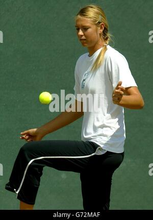 Die junge russische Debütantin Maria Sharapova prallt beim Training im All England Lawn Tennis Club in Wimbledon, London, einen Ball auf ihr Knie. Die 17-Jährige wird am Samstag im Finale der Lawn Tennis Championships die Titelverteidigerin Serena Williams spielen. NUR FÜR REDAKTIONELLE ZWECKE, KEINE VERWENDUNG VON MOBILTELEFONEN. Stockfoto