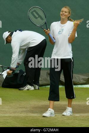 Die junge russische Debütantin Maria Sharapova sieht beim Training im All England Lawn Tennis Club in Wimbledon, London, entspannt aus. Die 17-Jährige wird am Samstag im Finale der Lawn Tennis Championships die Titelverteidigerin Serena Williams spielen. Stockfoto