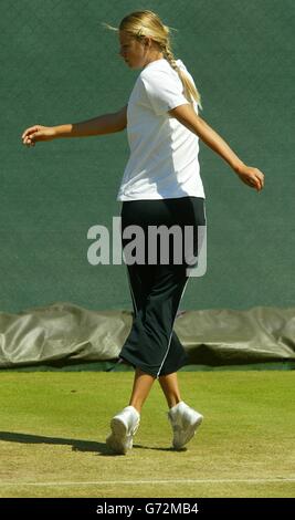 Die junge russische Debütantin Maria Sharapova erstreckt sich im All England Lawn Tennis Club in Wimbledon, London. Die 17-Jährige wird am Samstag im Finale der Lawn Tennis Championships die Titelverteidigerin Serena Williams spielen. KEIN HANDY. Stockfoto