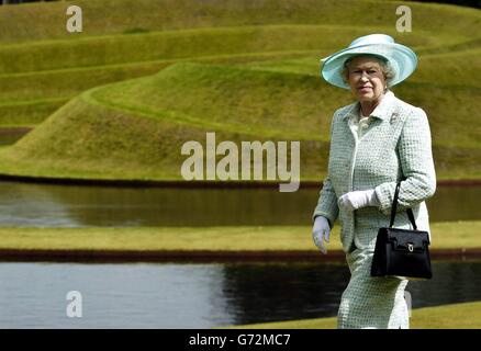 Die britische Königin Elizabeth II. Blickt an ihrem letzten Tag ihrer einwöchigen Reise nach Schottland über die landgestalte Skulptur in der Gallery of Modern Art in Edinburgh. Stockfoto