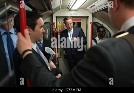 Premierminister David Cameron (Mitte) reist mit der U-Bahn nach Ealing, West-London, um Parteiaktivisten zu versammeln, nachdem er nach einem Besuch in der Stadt, in der er und der Bürgermeister von London Boris Johnson vor der Nachwahl, die am 5. Juni ansteht, im Vorfeld der Wahlkampagne aus Newark zurückgekehrt war. Stockfoto