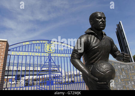 Fußball - Barclays U18 Premier League - Finale - Manchester City / Everton - Goodison Park. Eine allgemeine Ansicht der Statue von Dixie Dean vor dem Goodison Park Stockfoto