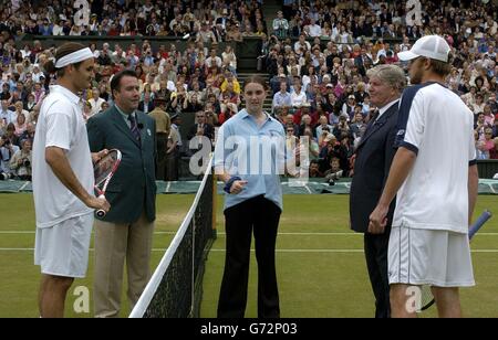 Laura John 14 aus Southampton führt den Münzwurf durch, um zu entscheiden, wer im Finale des Männer-Singles-Turniers bei den Lawn Tennis Championships in Wimbledon, London, als erster zwischen Roger Federer (links) und Andy Roddick dienen wird. Laura vertrat CRY, Cardiac Risk in the Young, eine Wohltätigkeitsorganisation für Familien, die durch das plötzliche arrhythmische Todessyndrom SADS betroffen sind. Unterstützt wurde sie vom Turnierschiedsrichter Alan Mills und dem Schiedsrichter Mike Morrissey. Stockfoto