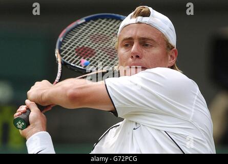 Lleyton Hewitt aus Australien im Einsatz gegen Carlos Moya aus Spanien bei den Lawn Tennis Championships in Wimbledon, London. Stockfoto