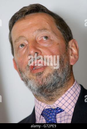 Innenminister David Blunkett spricht auf einer Wendepunkt-Konferenz in London. David Blunkett könnte als Innenminister bleiben, wenn Labour die nächsten Parlamentswahlen gewinnt, deutete er heute an. Der Politiker sagte, er möchte auf den Fundamenten aufbauen, die er in seinen ersten Jahren in der Abteilung gelegt hat. Stockfoto