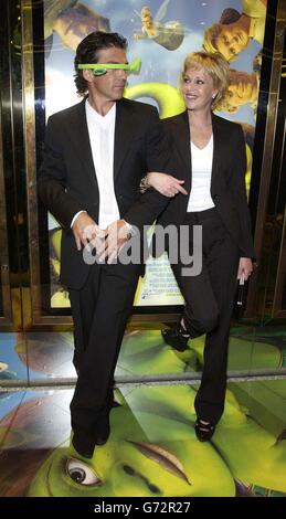 Der Schauspieler Antonio Banderas, der mit seiner Frau Melanie Griffith den Puss in Boots anspricht, kommt zur Premiere seines neuesten Films Shrek 2, der im UCI Empire, Leicester Square, im Zentrum von London stattfand. Stockfoto