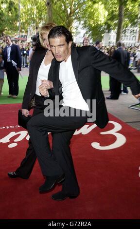 Der Schauspieler Antonio Banderas, der mit seiner Frau Melanie Griffith den Puss in Boots anspricht, kommt zur Premiere seines neuesten Films Shrek 2, der im UCI Empire, Leicester Square, im Zentrum von London stattfand. Stockfoto