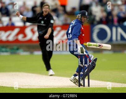 Der Engländer Anthony McGrath (rechts) geht gegen eine Lieferung von Jacob Oram aus Neuseeland vor und wird bei ihrem Tag-Nacht-Länderspiel der NatWest Series im Riverside, Chester-le-Street, County Durham, für 12 erwischt Stockfoto