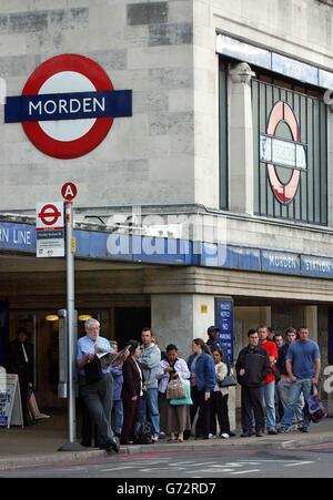 Pendler stehen vor dem Bahnhof Morden für einen Bus an, als ein 24-stündiger Streik von Tausenden von Arbeitern in der Londoner U-Bahn das Reisechaos in die Hauptstadt brachte. Viele U-Bahn-Linien waren in der normalerweise geschäftigen morgendlichen Rush-Hour völlig stillgelegt, was Tausende von Menschen zwang, zu fahren oder sogar zur Arbeit zu gehen. Stockfoto