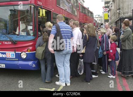 Vor der Victoria Station stehen die Passagiere für Busse an, als ein 24-stündiger Streik von Tausenden von Arbeitern in der Londoner U-Bahn der Hauptstadt Reisestaos bescherte. Viele U-Bahn-Linien waren in der normalerweise geschäftigen morgendlichen Rush-Hour völlig stillgelegt, was Tausende von Menschen zwang, zu fahren oder sogar zur Arbeit zu gehen. Stockfoto