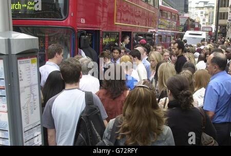 Vor der Victoria Station stehen die Passagiere für Busse an, als ein 24-stündiger Streik von Tausenden von Arbeitern in der Londoner U-Bahn der Hauptstadt Reisestaos bescherte. Viele U-Bahn-Linien waren in der normalerweise geschäftigen morgendlichen Rush-Hour völlig stillgelegt, was Tausende von Menschen zwang, zu fahren oder sogar zur Arbeit zu gehen. Stockfoto