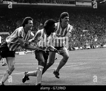 Dave Bennett von Coventry City (Mitte) wird von den Teamkollegen Keith Houchen (links) und Nick Pickering gratuliert, nachdem sie neun Minuten vor dem FA-Cup-Finale gegen Tottenham Hotspur in Wembley den ersten Ausgleich erreicht hatten. Stockfoto