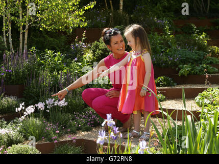 Susanna Reid mit Skyla Lapham, 4 1/2 Jahre alt, die eine der "Absolventen" der Neonataleinheit von St. George ist, im Garden for First Touch in St. George's während des Pressetag bei der RHS Chelsea Flower Show im Royal Hospital in Chelsea, London. Stockfoto