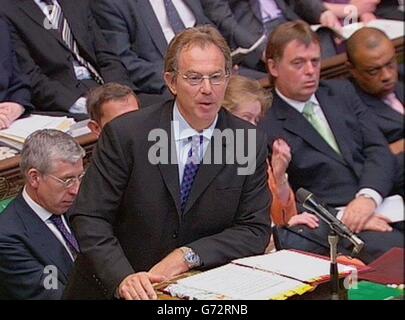 Premierminister Tony Blair spricht im Londoner Unterhaus während der Fragen des Premierministers. Stockfoto