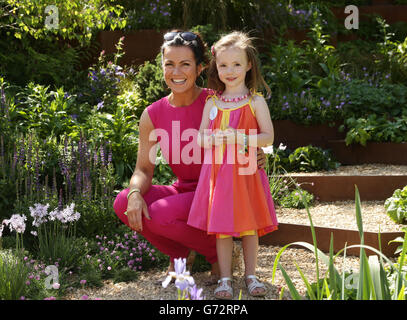 Susanna Reid mit Skyla Lapham, 4 1/2 Jahre alt (einer der "Absolventen" der Neonataleinheit von St. George), im Garden for First Touch in St. George's, während des Pressetag bei der RHS Chelsea Flower Show im Royal Hospital in Chelsea, London. Stockfoto