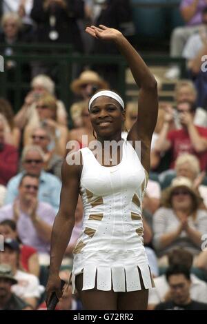 Die Titelverteidigerin Serena Williams aus den USA winkt der Menge zu, nachdem sie die amerikanische Kollegin Jennifer Capriati im Viertelfinale des Ladies-Singles-Turniers der Lawn Tennis Championships in Wimbledon, London, besiegt hatte. Williams demolierte ihre Gegnerin 6:1/6:1. Stockfoto