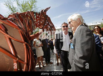 Michael Parkinson (rechts) und Piers Morgan mit Joey, dem Kriegspferd, während des Pressetag auf der RHS Chelsea Flower Show im Royal Hospital in Chelsea, London. Stockfoto