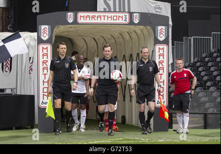 Soccer - Charity All Star Match - Fulham gegen Sealand - Craven Cottage. Die Beamten führen die Teams vor dem Spiel aus Stockfoto