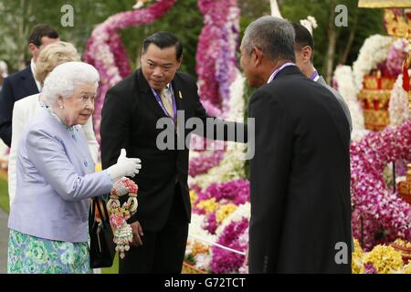 Königin Elizabeth II besucht die thailändische Ausstellung während eines Besuchs der Chelsea Flower Show in London. Stockfoto