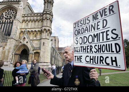 Protestor Rev. David Braid, Anführer der Battle of Britain Christian Alliance, der für Klausel 28 kämpft, als der schwule Geistliche Dr. Jeffrey John als Dekan von St Albans, St Albans Cathedral, eingesetzt wurde. Dr. John, 51, der schwul, aber zölibatär ist, wurde im vergangenen Sommer nach einem bitteren Streit über schwule Priester in der Kirche gezwungen, seine Annahme des Postens als Suffraganbischof von Reading zurückzuziehen. Stockfoto